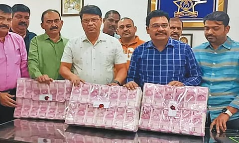 மும்பை அருகே ரூ.8 கோடிக்கு 2 ஆயிரம் ரூபாய் கள்ள நோட்டுகள் பறிமுதல்