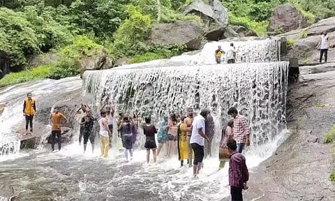 வெள்ளப்பெருக்கு: கோவை குற்றாலம் அருவிக்கு சுற்றுலா பயணிகள் செல்ல தடை...!