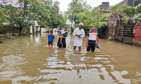 அய்யப்பன்தாங்கலில் 300-க்கும் மேற்பட்ட குடியிருப்புகளில் முட்டு அளவுக்கு தேங்கி நிற்கும் மழைநீர் - பொதுமக்கள் அவதி