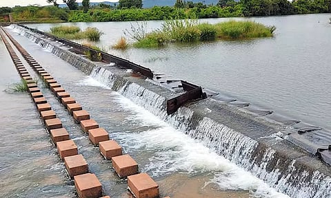 பருவமழையையொட்டி ஆரணி ஆற்றில் பாய்ந்து வரும் நீரால் - நிரம்பி வழியும் சுருட்டப்பள்ளி தடுப்பு அணை