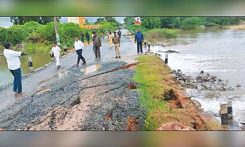 கூவம் ஆற்றில் வெள்ளப்பெருக்கு: சத்தரை தரைப்பாலம் சேதம் - வாகனங்கள் செல்ல போலீசார் தடை