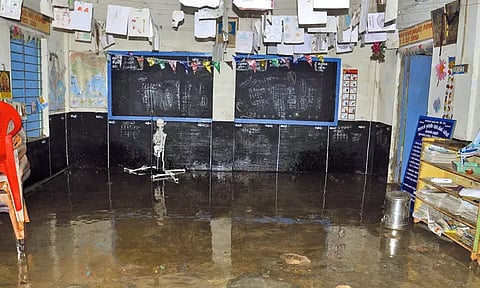 மாணவர்களை பள்ளிக்கு அனுப்ப தயங்கும் பெற்றோர்: இடிந்து விழும் நிலையில் அரசு பள்ளி கட்டிடம் - வகுப்பறைக்குள் மழைநீர் தேங்கும் அவலம்