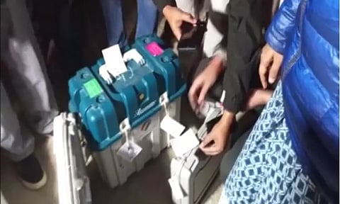 இமாசலபிரதேசத்தில் விதிமுறைகளை மீறி தனியார் காரில் எடுத்து செல்லப்பட்ட மின்னணு வாக்குப்பதிவு எந்திரங்கள்: காங்கிரஸ் குற்றச்சாட்டு