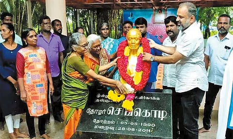 செங்கொடி நினைவிடத்தில் பேரறிவாளன், அற்புதம்மாள் நினைவஞ்சலி