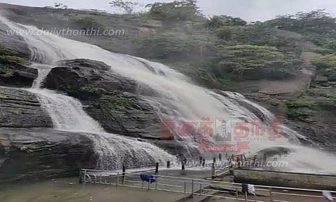 குற்றாலம் அருவிகளில் வெள்ளப்பெருக்கு