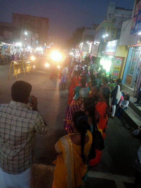 கம்பம்-குமுளி இடையே இரவு நேர பஸ் வசதி இல்லாததால் பொதுமக்கள் தவிப்பு