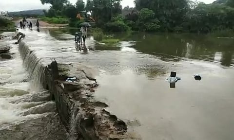 தரைப்பாலம் நீரில் மூழ்கியதால் போக்குவரத்து துண்டிப்பு