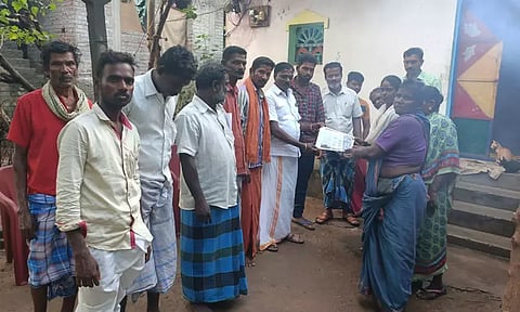 மத்திய அரசின் சாதனைகள் குறித்த துண்டு பிரசுரம்