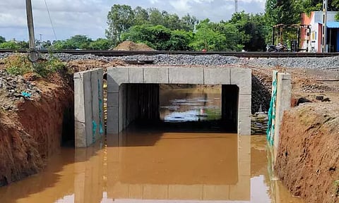 பு.மாம்பாக்கத்தில் கிடப்பில் போடப்பட்ட சுரங்கப்பாதை பணி கண்டும், காணாமல் இருக்கும் அதிகாரிகளால் கிராம மக்கள் வேதனை
