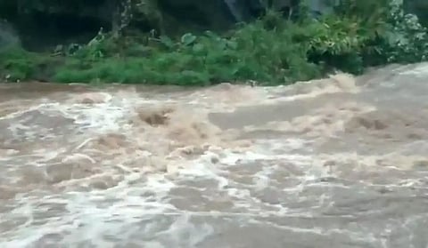 கரைபுரண்டு ஓடும் காட்டாற்று வெள்ளம்; மலைப்பாதையில் மண்சரிவு