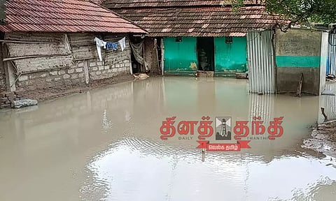 தொடர் மழையால் வீடுகளுக்குள் தண்ணீர் புகுந்தது
