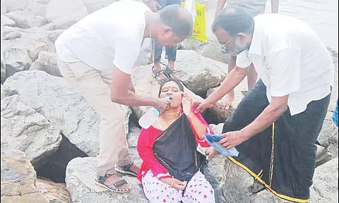 தொழிலில் நஷ்டம் ஏற்பட்டதால் கடலில் குதித்து தற்கொலைக்கு முயன்ற கணவன்-மனைவி