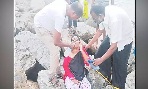 தொழிலில் நஷ்டம் ஏற்பட்டதால் கடலில் குதித்து தற்கொலைக்கு முயன்ற கணவன்-மனைவி மீட்பு