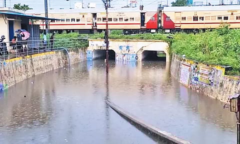 பல்லாவரம்-குராம்பேட்டை இடையே தண்டவாளத்தில் தேங்கிய மழைநீரால் சிக்னல் கோளாறு; மின்சார ரெயில் சேவை பாதிப்பு
