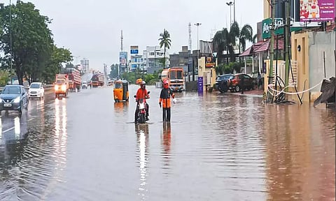கிளாம்பாக்கம் பஸ் நிலையம் எதிரே ஜி.எஸ்.டி. சாலையில் ஆறு போல் பெருக்கெடுத்து ஓடிய மழைநீரால் பொதுமக்கள் அவதி