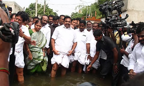 சென்னை முகலிவாக்கம் பகுதியில் மழை வெள்ள பாதிப்புகளை ஆய்வு செய்த எடப்பாடி பழனிசாமி!