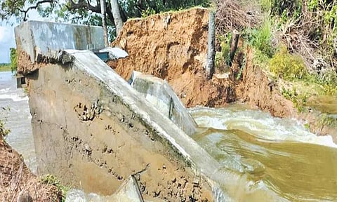 அச்சரப்பாக்கம் அருகே ஏரி மதகு உடைந்து விளைநிலங்களில் பாயும் தண்ணீர்