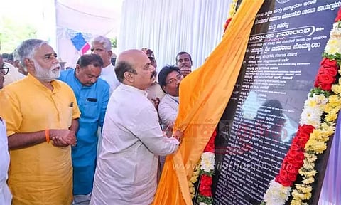 கர்நாடக அரசு பள்ளி கட்டிடங்களில் காவி வர்ணம் பூசும் 'விவேகா' திட்டம்; முதல்-மந்திரி பசவராஜ் பொம்மை தொடங்கி வைத்தார்