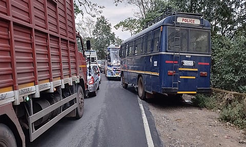 சார்மடி மலைப்பாதையில் பழுதாகி நின்ற போலீஸ் வாகனம்