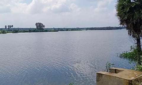 ஒட்டுக்குளத்திற்கு நீர் வரத்து அதிகரிப்பால் ராஜவாய்காலில் தண்ணீர் திறந்து விடப்பட்டுள்ளது