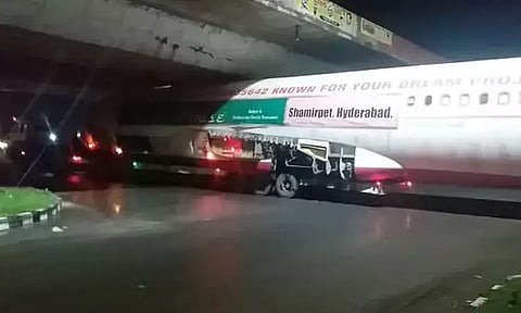 மேம்பாலத்தில் சிக்கிக்கொண்ட பிஸ்தா ஹவுஸ் விமானம்...!