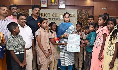 குழந்தைகள் தினத்தையொட்டி பள்ளி மாணவர்களுக்கு வாழ்த்து தெரிவித்த கலெக்டர்