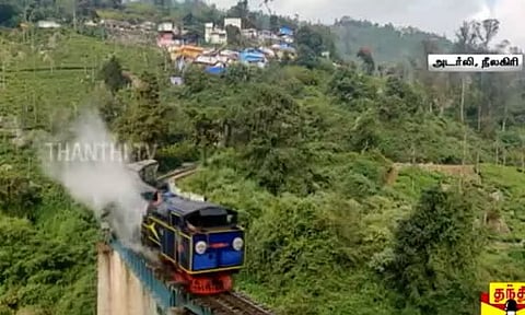 நீலகிரி மலைப்பாதையில் திடீர் மண் சரிவு - குன்னூர் மலை ரெயில் சேவை பாதிப்பு