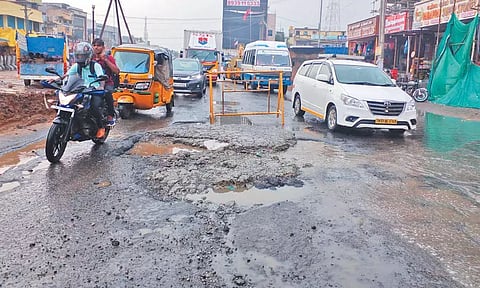 படப்பை அருகே குண்டும் குழியுமாக காட்சியளிக்கும் 6 வழிச்சாலை