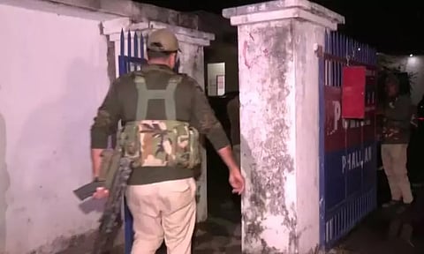 காஷ்மீரில் போலீஸ் நிலையம் அருகே 2 வெடிகுண்டுகள் சிக்கின