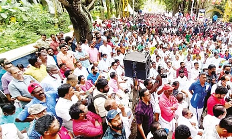 அரசுடன் மோதல் பாக்கு எதிராலி: கேரளாவில் கவர்னர் மாளிகை முற்றுகை சீதாராம்யெச்சூரி, திருச்சி சிவா எம்.பி. பங்கேற்பு