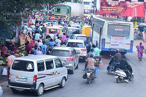 அயோத்தியாப்பட்டணம் ரயில்வே கேட் பகுதியில் மேம்பாலம் அமைக்கப்படுமா?-வாகன ஓட்டிகள், பொதுமக்கள் எதிர்பார்ப்பு