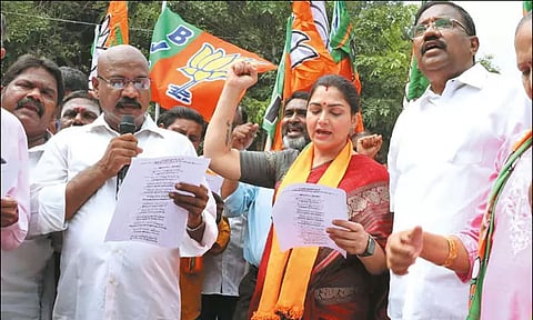 மின் கட்டணம், பால் விலையை உயர்த்தியதுதான் திராவிட மாடலா? சென்னை போராட்டத்தில் குஷ்பு கேள்வி