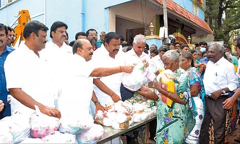 முகலிவாக்கம் பகுதியில் 500 குடும்பங்களுக்கு நிவாரண உதவிகள் - அமைச்சர்கள் வழங்கினர்