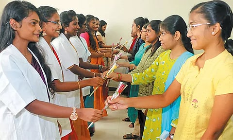 மருத்துவ படிப்பு முதலாம் ஆண்டு வகுப்புகள் தொடங்கின: கல்லூரிகளில் 'ரோஜாப்பூ' கொடுத்து வரவேற்ற மூத்த மாணவர்கள்