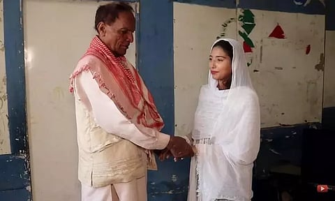 'காதல் வயது பார்ப்பதில்லை" 19 வயது பெண்ணை மணந்த 70 வயது பாபா