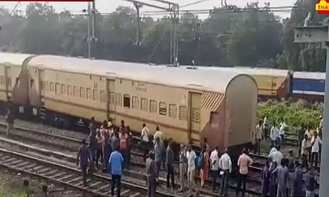 தண்டவாளத்தை விட்டு தரையில் இறங்கி ஓடிய பயணிகள் ரெயில் - திருச்சியில் பரபரப்பு