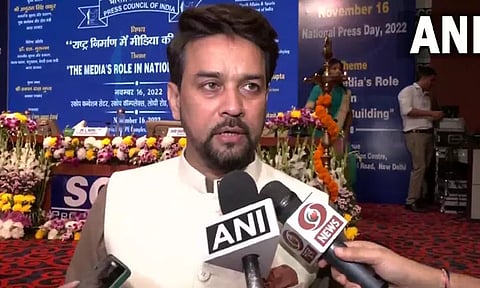 குஜராத்தில் வேட்பாளர்களை கடத்தியதாக ஆம் ஆத்மி கூறிய குற்றச்சாட்டு பொய்யானது - அனுராக் தாக்கூர்