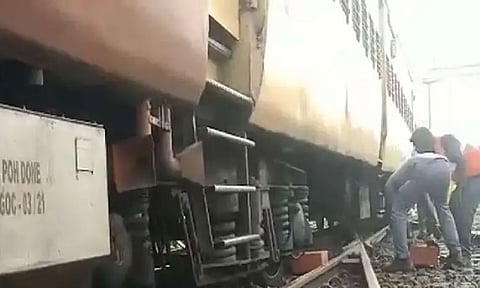 திருச்சியில் பயணிகள் ரெயில் தடம் புரண்டது...!