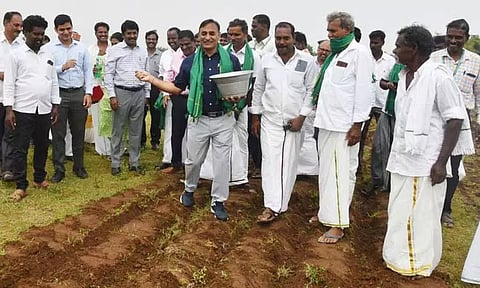 மரக்காணம், ஒலக்கூர் ஒன்றியத்தில் வளர்ச்சி திட்ட பணிகளை மாவட்ட கண்காணிப்பு அலுவலர் நேரில் ஆய்வு