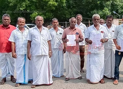 கீழப்புலியூர் அரசு பள்ளி வளாகத்தில் ஆரம்ப சுகாதார நிலையம் கட்டக்கூடாது; கலெக்டரிடம் பொதுமக்கள் மனு