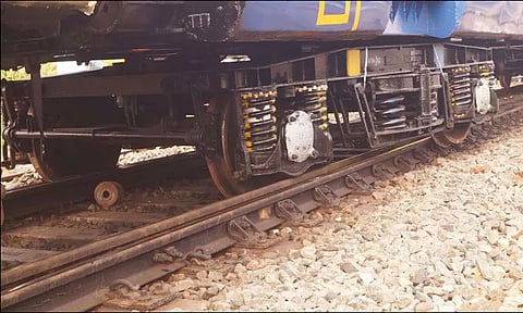 திருச்சி ரெயில் நிலையம் அருகே பயணிகள் ரெயில் தடம் புரண்டது