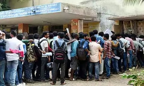 தமிழகத்தில் அரசு வேலைக்காக 67 லட்சம் பேர் காத்திருப்பு