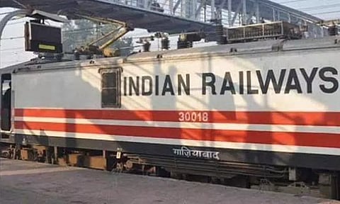 ரெயில்வே ஊழியர்கள் 80 ஆயிரம் பேருக்கு சம்பளம் - பதவி உயர்வு