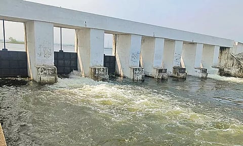 தொடர் கனமழையால் நீர்வரத்து அதிகரிப்பு முழு கொள்ளளவை எட்டி வரும் நேமம் ஏரி - செம்பரம்பாக்கம் ஏரிக்கு 150 கனஅடி உபரிநீர் திறப்பு