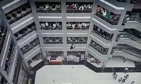 மராட்டிய மாநில செயலகத்தின் 6-வது மாடியில் இருந்து குதித்த நபர் - பாதுகாப்பு வலையால் உயிர் தப்பினார்..!