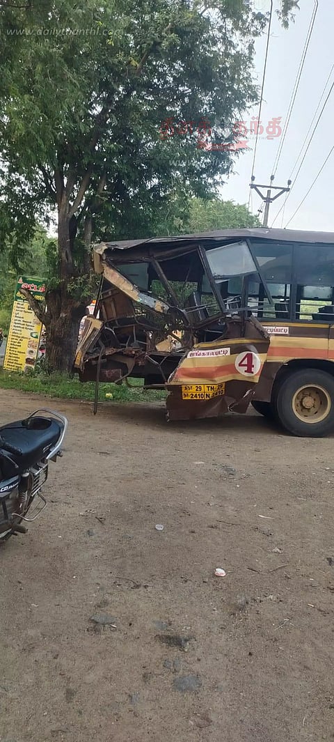 நின்ற அரசு பஸ் மீது தனியார் பஸ் மோதி 30 பயணிகள் படுகாயம் பாப்பிரெட்டிப்பட்டி அருகே விபத்து
