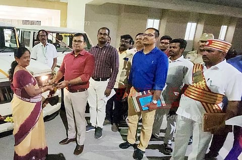 ஊரக வளர்ச்சி, ஊராட்சித்துறை அலுவலர்களின் பயன்பாட்டுக்கு 9 வாகனங்கள்