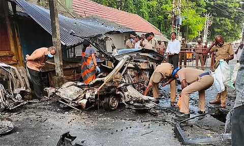 கோவை கார் வெடிப்பு சம்பவம் - வீடு வீடாக சிசிடிவி கேமராக்களின் செயல்பாட்டை ஆய்வு செய்த போலீசார்..!