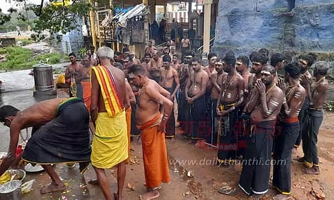 சொரிமுத்து அய்யனார் கோவிலில் மாலை அணிந்து விரதம் தொடங்கிய அய்யப்ப பக்தர்கள்