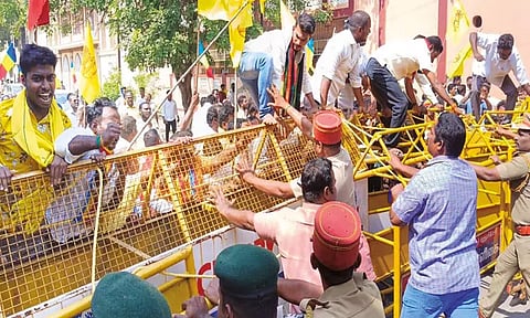 அரசு பணிகளில் எம்.பி.சி.க்கு இடஒதுக்கீடு கேட்டு புதுவை சட்டசபையை பா.ம.க.வினர் முற்றுகை